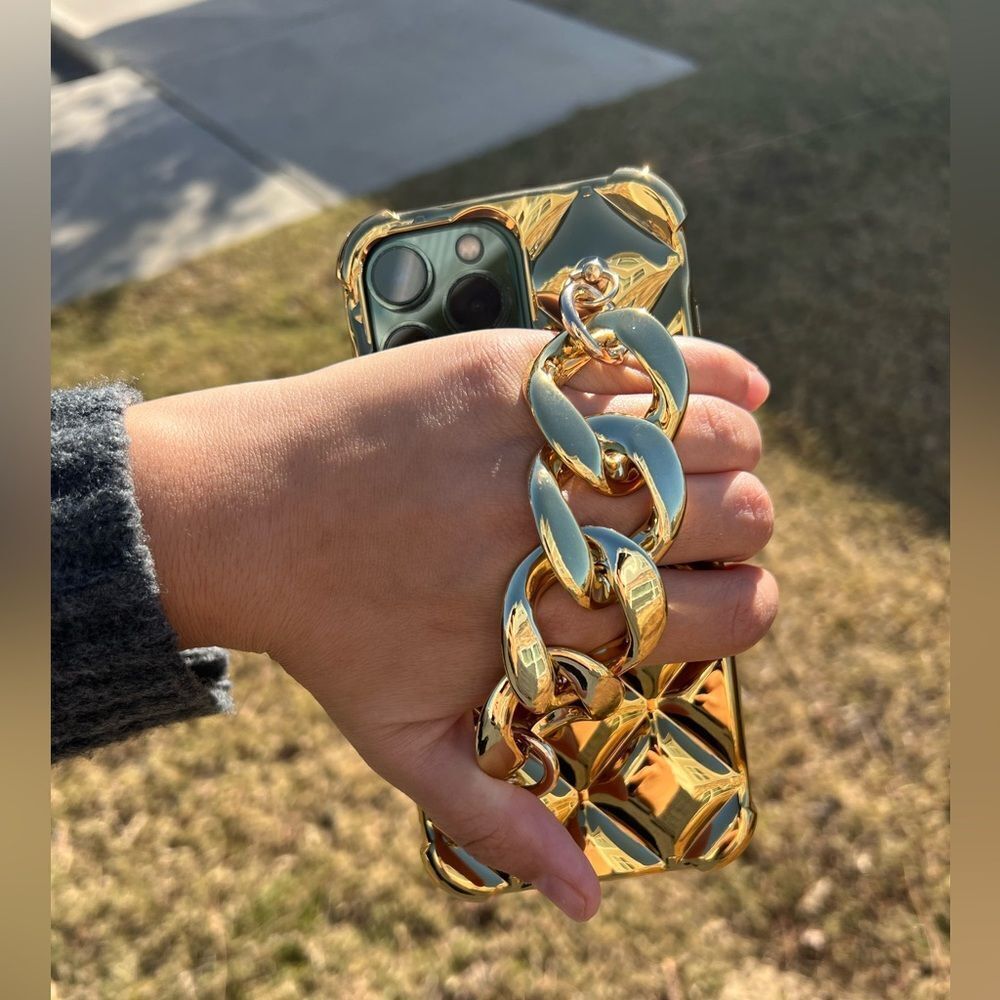 Luxurious Gold Chain Design iPhone 16 Pro Case - Picture 3 of 6